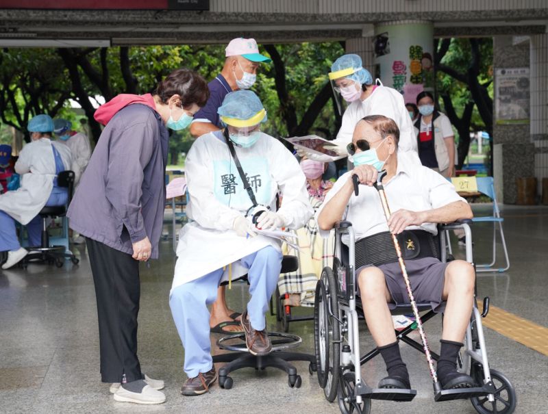 ▲高雄市15日起為87歲以上高齡長輩接種AZ疫苗,近日全台傳出多名長者疑似接種疫苗後身體不適或死亡,疑似出現緩打潮,對此,高雄市衛生局仍有信心的表示,可望達到60%以上符合預期。(圖/高市府提供)