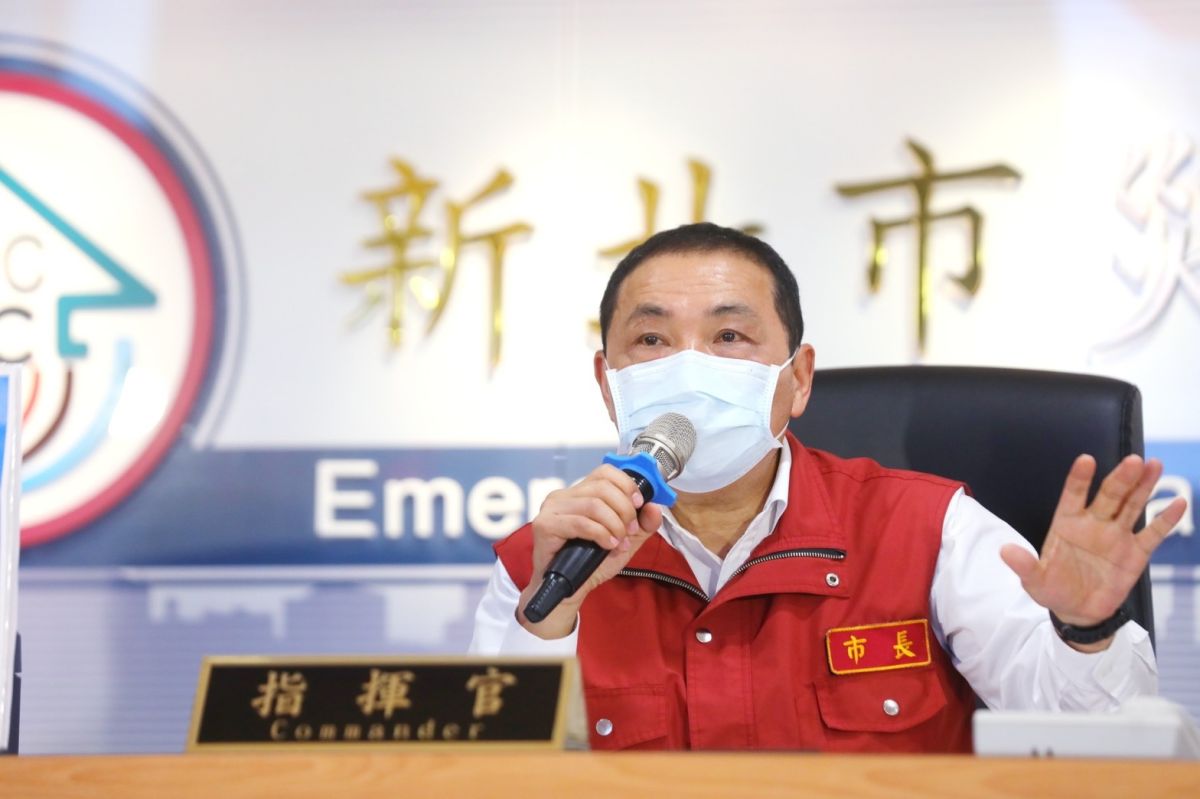 ▲侯友宜今（17）日在防疫應變的會議上宣布，凡設籍新北市而感染新冠肺炎往生的民眾，市府將發放10萬慰問金給往生者的家屬。（圖／新北市政府提供）