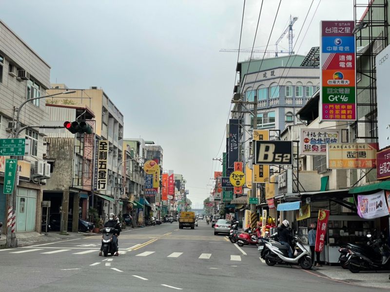 ▲孔鳳路沿線生活機能越來越充足,各大連鎖品牌陸續進駐。(圖/住商不動產提供)