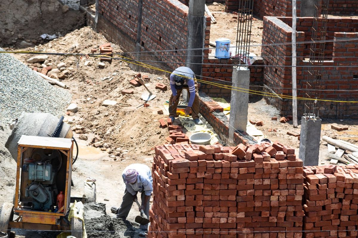 ▲目前只有長照機構的看護類型移工被列為優先對象，民眾關注的苗栗工廠群聚事件的產業型移工則沒有被列進去，引起正反兩派的討論。（示意圖／Pixabay）