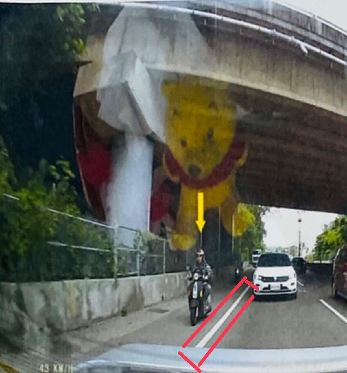 ▲一名機車騎士抱怨自己為了讓道給汽車，卻遭到民眾拍照檢舉，不禁無奈表示自己騎車騎了7年「花錢買一次教訓」。（圖／翻攝自臉書社團《爆怨2公社》）