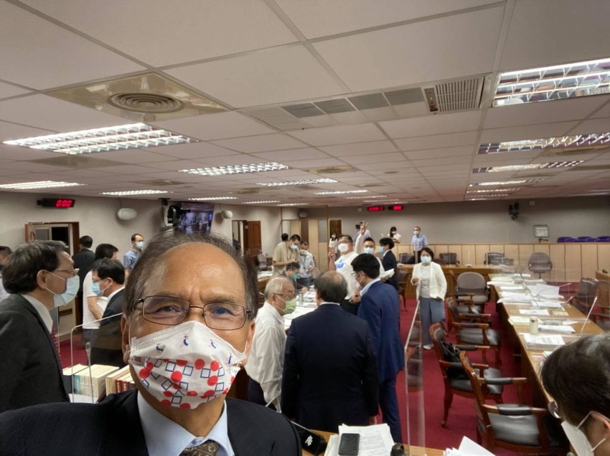 ▲今（17）日立法院朝野黨團針對紓困4.0預算案展開馬拉松式的協商，歷經一整天的討論之後，終於在深夜11點時將所有提案討論完畢，但其中約保留60案，預計明（18）日早上進行二輪協商，並力拚完成三讀。（圖／取自游錫堃臉書）