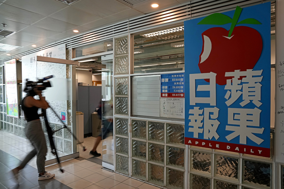 ▲香港警方搜索香港蘋果日報大樓，以涉嫌「串謀勾結外國勢力」為由逮捕多名高層人士。美國國務院今天強烈譴責，批評香港當局選擇性執法，要求停止拿國安法來壓迫獨立媒體。（圖／美聯社／達志影像）