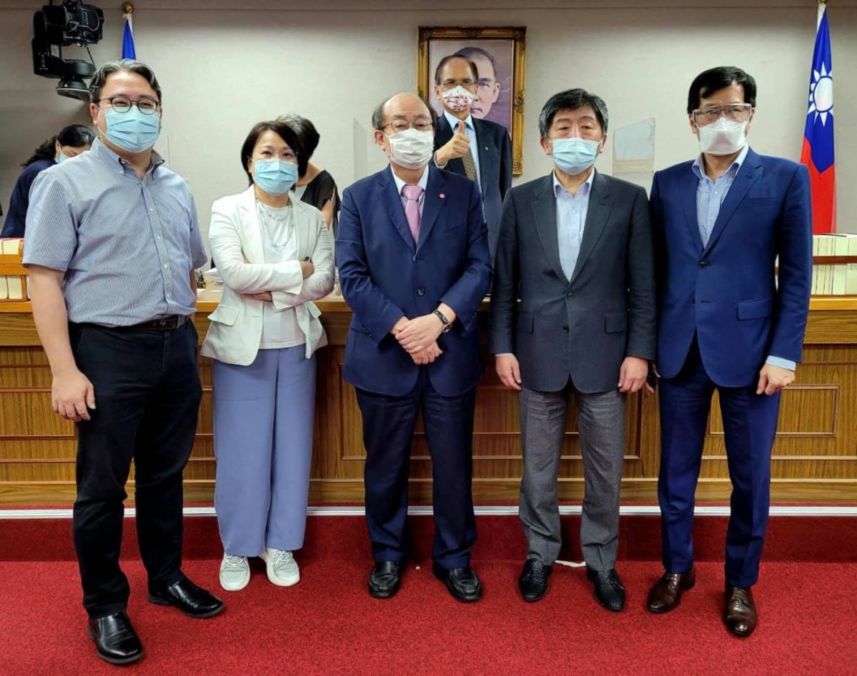 ▲立法院17日針對紓困4.0特別預算案進行朝野協商，民進黨團總召柯建銘感謝黨團幹部與行政官員。（圖／柯建銘臉書）