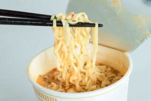 ▲若在家中食用，日本廚師建議先以廚房紙巾或廢報紙吸收湯汁再丟棄；日清杯麵也分享，可將剩湯加入雞蛋，簡單做成泡麵蒸蛋。（示意圖／翻攝photoAC）