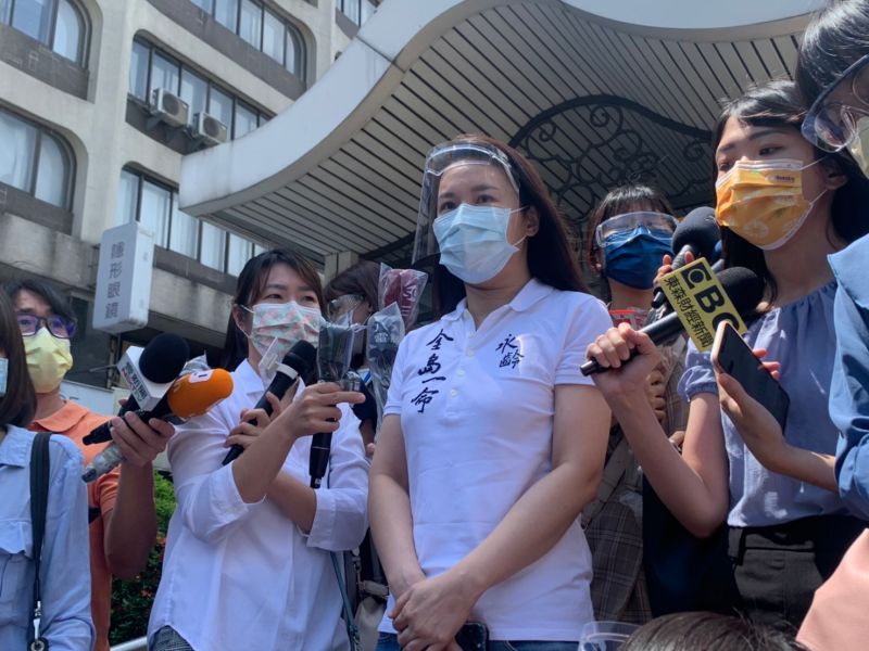 ▲永齡基金會執行長劉宥彤18日轉述鴻海創辦人郭台銘的心聲,表示郭隨時都準備好跟總統蔡英文會面,進入實質性的討論。(圖/攝影記者朱永強)