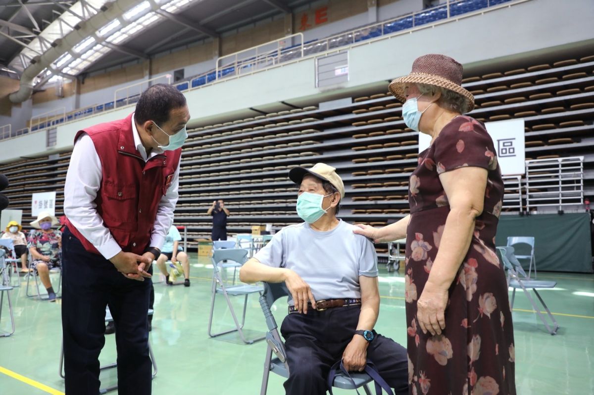 ▲新北市長侯友宜指出，長者雖沒有設籍在新北市，但都歡迎在新北市接種，不過要按新北市依年齡的方式、有順序來施打。（圖／新北市政府提供）