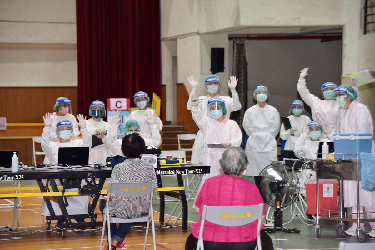 ▲熱血醫護今（18）日繼續替長輩施打COVID-19疫苗。（圖／高雄市政府提供）