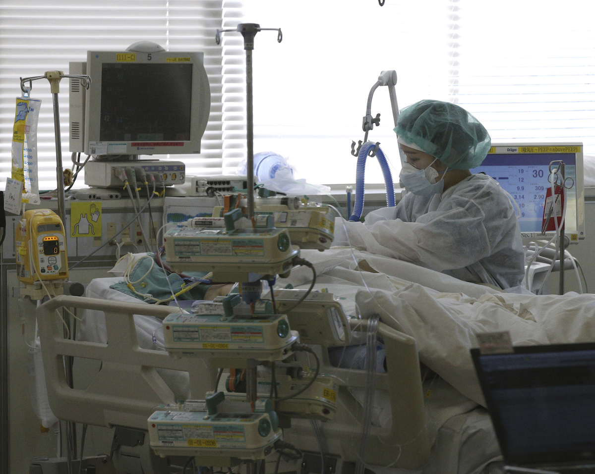 ▲日本全境重症患者數4日以2223人再創歷史新高，但東京都疫情似有稍微趨緩跡象。（圖／美聯社／達志影像）