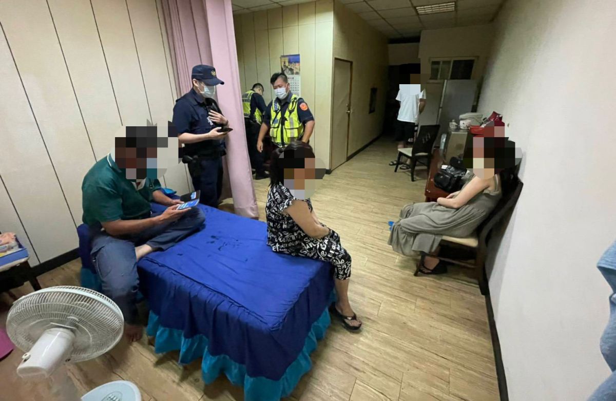 ▲中壢警方查獲按摩店違規營業，但按摩女子辯稱只是帶客人進店內聊天而已。（圖／中壢分局提供）