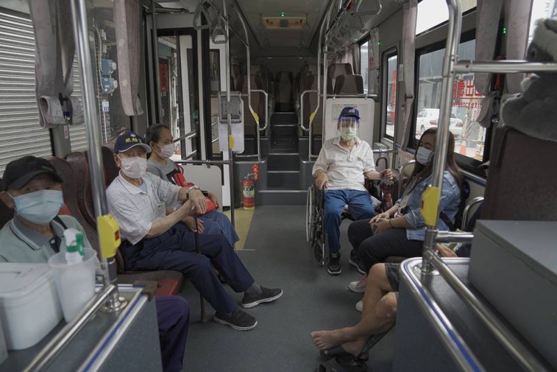 ▲低地板公車讓長輩乘坐起來更舒適便利（圖／台南市政府提供）