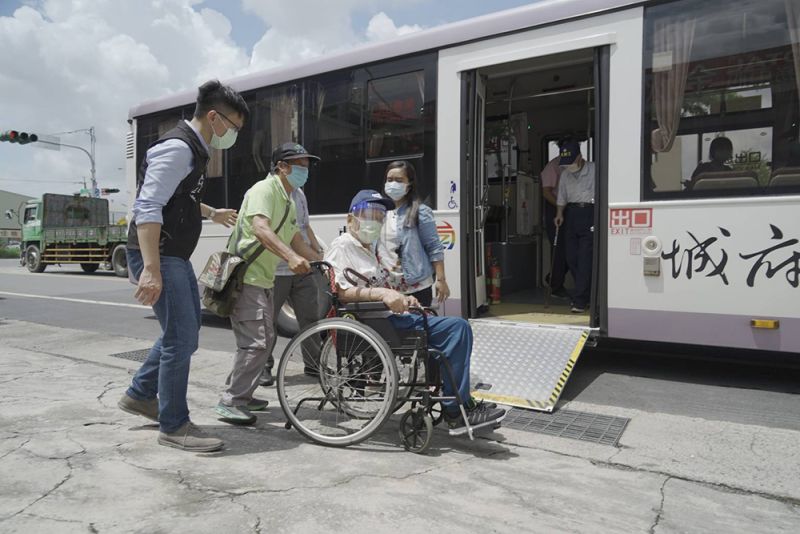 ▲疫苗溫馨接送專車無階梯,方便行動不便的長者使用輪椅上下車(圖/台南市政府提供)
