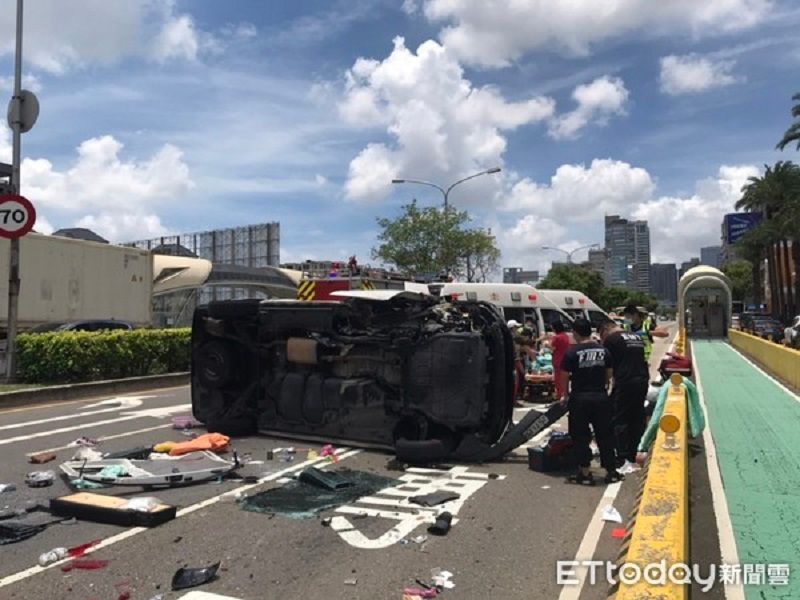 中市救護車撞安全島翻覆　四人重傷 
