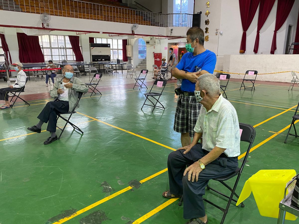 ▲洪壁錄阿公（左）與洪允可阿公（右）兩人在路竹高中注射疫苗時坐在隔壁，兩位國小同學相認。（圖／高雄市政府提供）