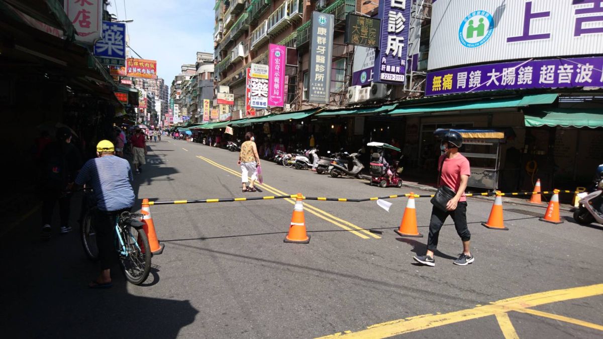 ▲土城區延吉街的市場，發現不僅沒有落實人流的管制，個別的攤商也無法落實防疫。（圖／新北市市場處提供）