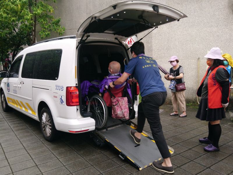 ▲部分行動不便的高齡長輩搭乘復康巴士到鳳山國中接種站施打疫苗。(圖／記者黃守作攝，2021.06.18)