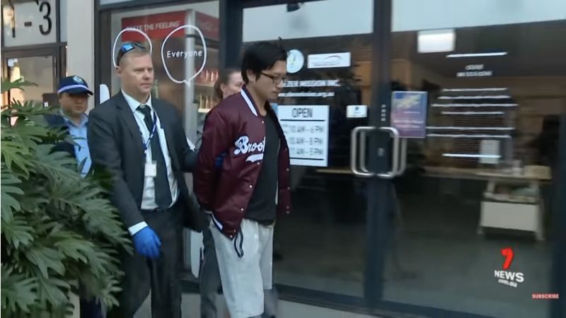 ▲36歲台籍男子被警方上銬帶往警局。(圖/翻攝自《7NEWS》)