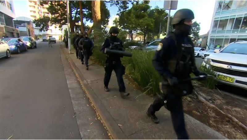 ▲大批警察全副武裝衝進大樓。(圖/翻攝自《9news》