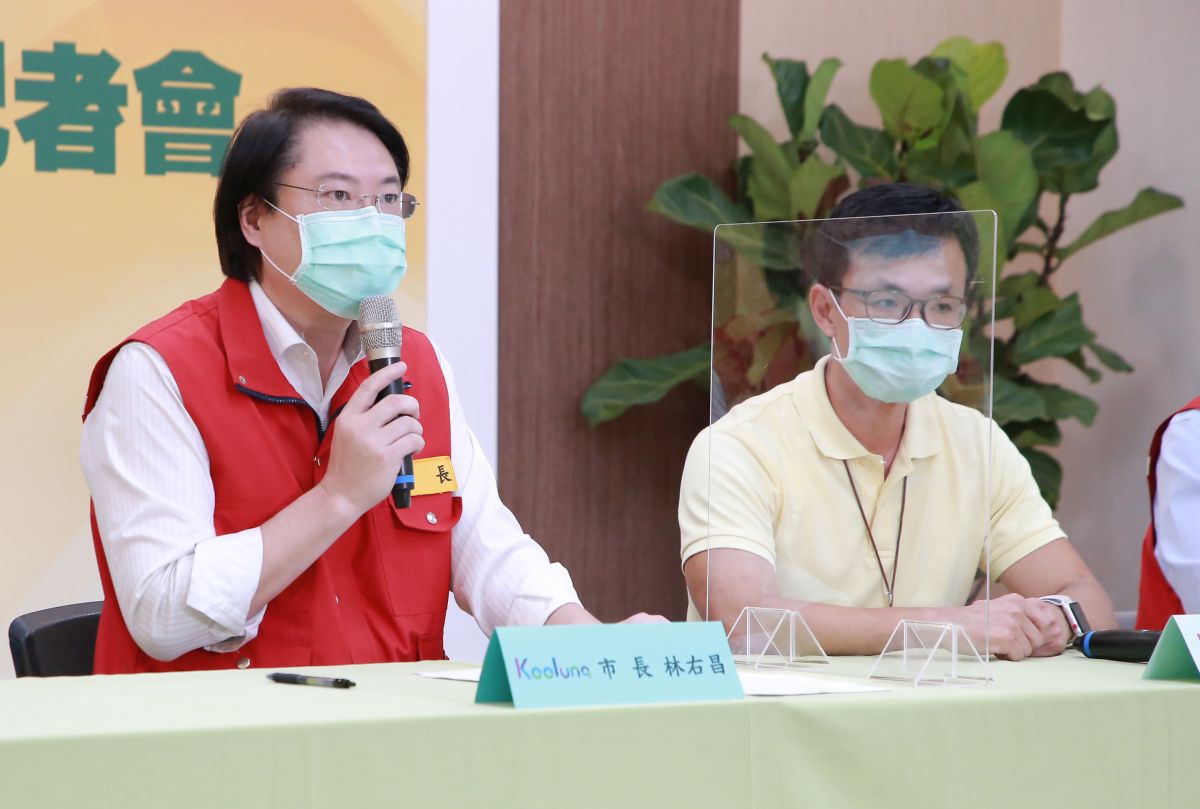 ▲基隆市長林右昌今（18）日在與長庚醫院基隆感染科主任葉忠智，一同呼籲市民力行「防疫新生活」，這是最有效阻斷病毒的方式。（圖／基隆市政府提供）