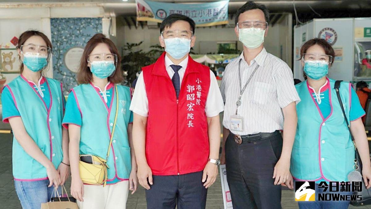 ▲光覺心靈文教協會捐贈隔離衣、防護面罩、醫療口罩、飲料等。（圖／記者陳美嘉攝，2021.06.18）