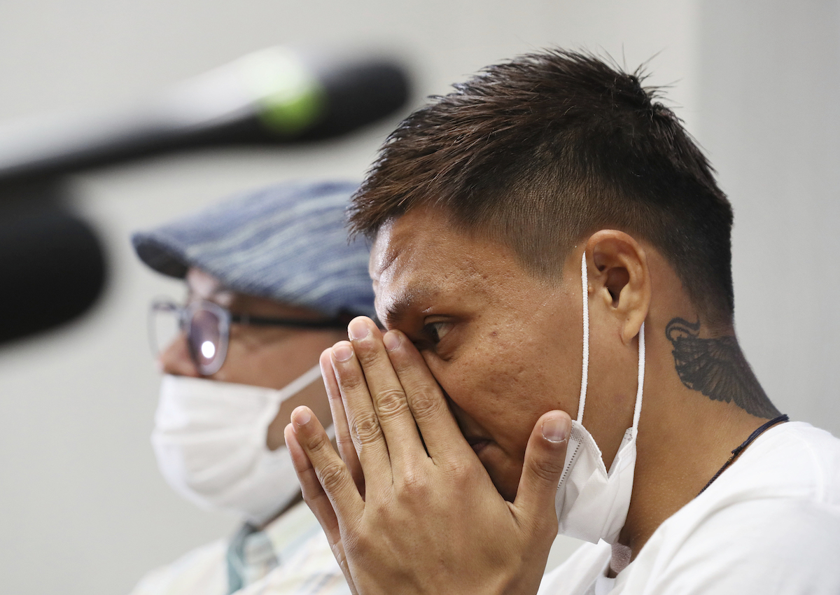 ▲緬甸足球隊赴日比賽，守門員派良雄因在比賽中比出抗議軍政府的手勢，16日未隨隊回國，留日尋求庇護。日媒報導，若這名選手提出難民申請，日本政府出入國居留管理廳研擬核准。（圖／美聯社／達志影像）