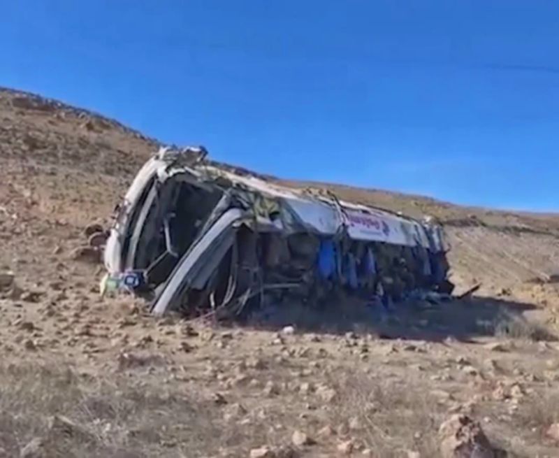 祕魯礦工巴士墜山谷　27死12人傷
