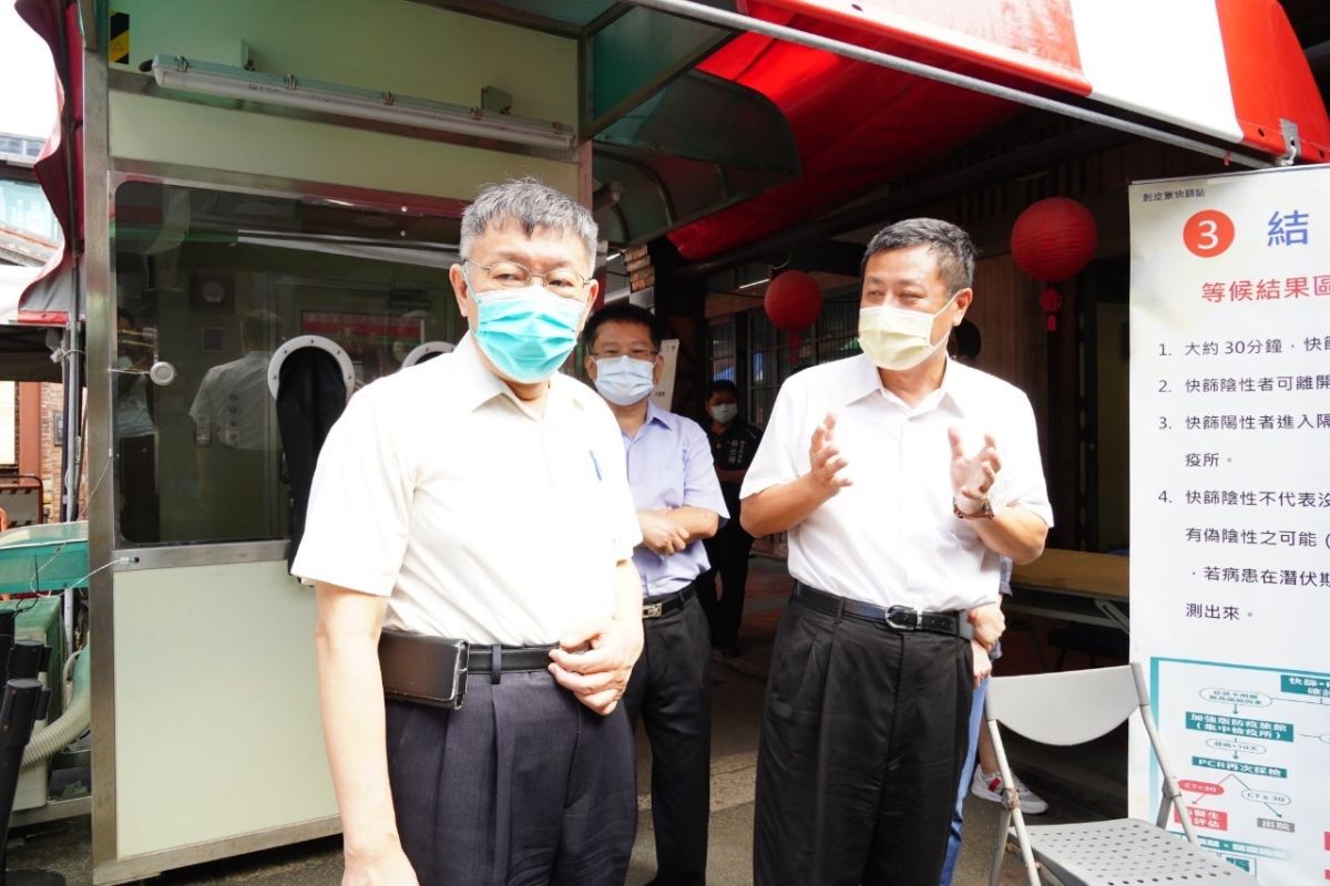 ▲萬華剝皮寮快篩站功成身退。台北市長柯文哲前往快篩站視察，並感謝醫護人員與里長辛勞。(圖／北市府提供)