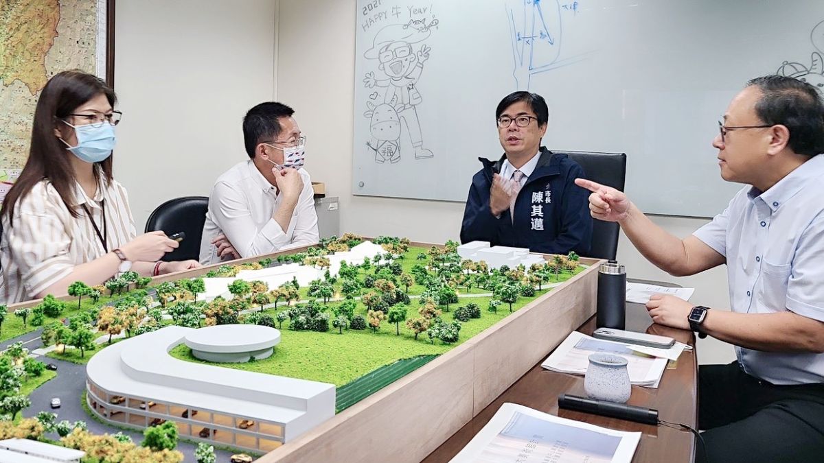 ▲高雄文化新地標「內惟藝術中心」即將啟動，市長陳其邁(右2)偕副市長史哲(右1)、副秘書長郭添貴(左2)與文化局局長王文翠(左1)等人討論。（照片於4月間拍攝，非疫情爆發期）（圖／高美館提供）