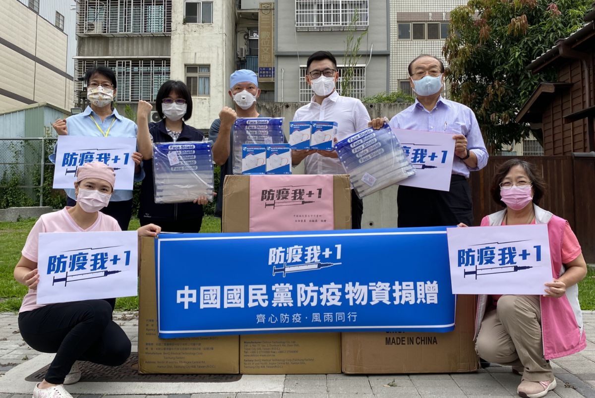 ▲國民黨主席江啟臣今（19）日上午至台中市致贈防疫物資予大台中診所協會及台中市診所協會，並感謝第一線防疫人員辛勞。（圖／國民黨提供）