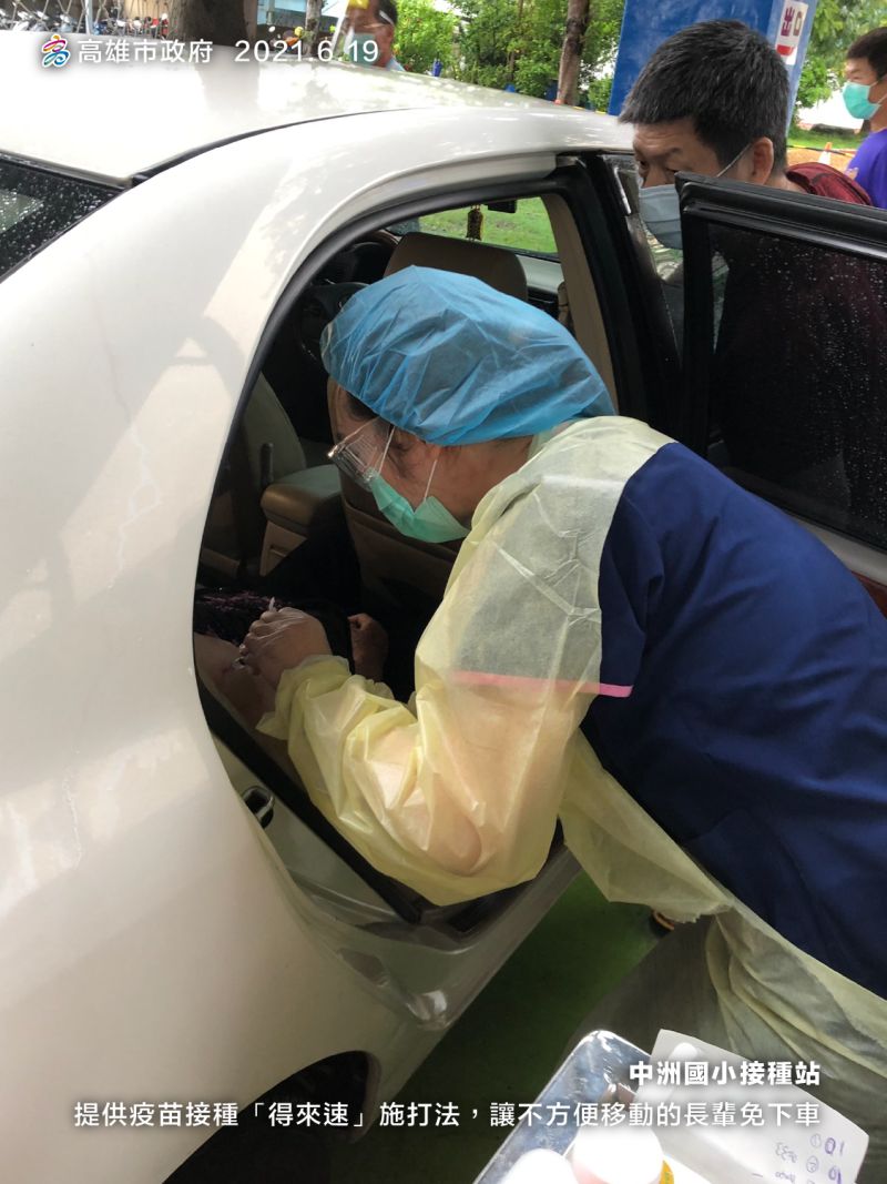 ▲高市今天也針對行動不便者,提供得來速接種,由醫護就近到車道,為坐在車上長者接種。(圖/高市府提供)