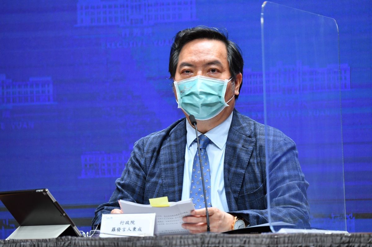 ▲擁有法律專業的行政院政委兼發言人羅秉成，是政府與民間合作採購BNT疫苗的關鍵橋梁。（圖／行政院提供）