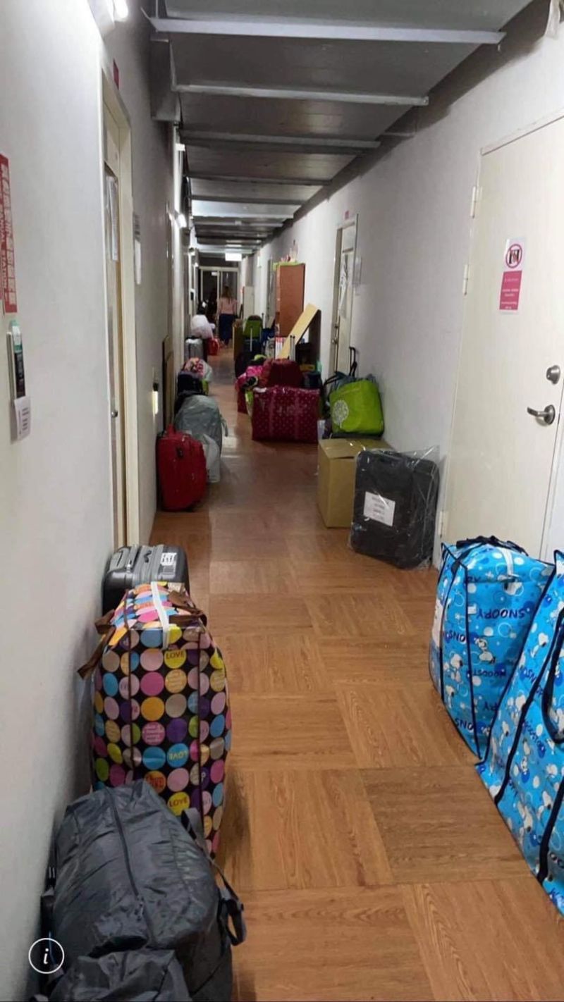 ▲京元電子外籍移工表示，隔離期間遭公司擅自打包私人物品丟在宿舍走廊。（圖／民眾提供）
