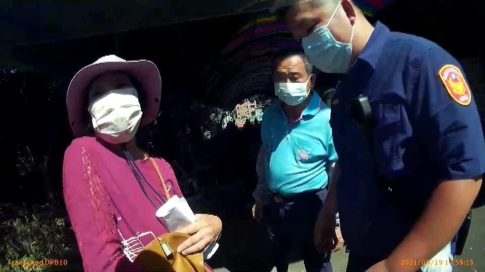 ▲楊梅一位的阿嬤施打疫苗結束，請警方廣播找兒子來接，才發現她與天后張惠妹同名同姓！（圖／楊梅分局提供）