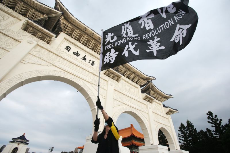 ▲香港2019年爆發反送中民主運動至今，台灣一直力挺香港民主自治，也導致港府與台灣的關係緊張。（圖／美聯社／達志影像）