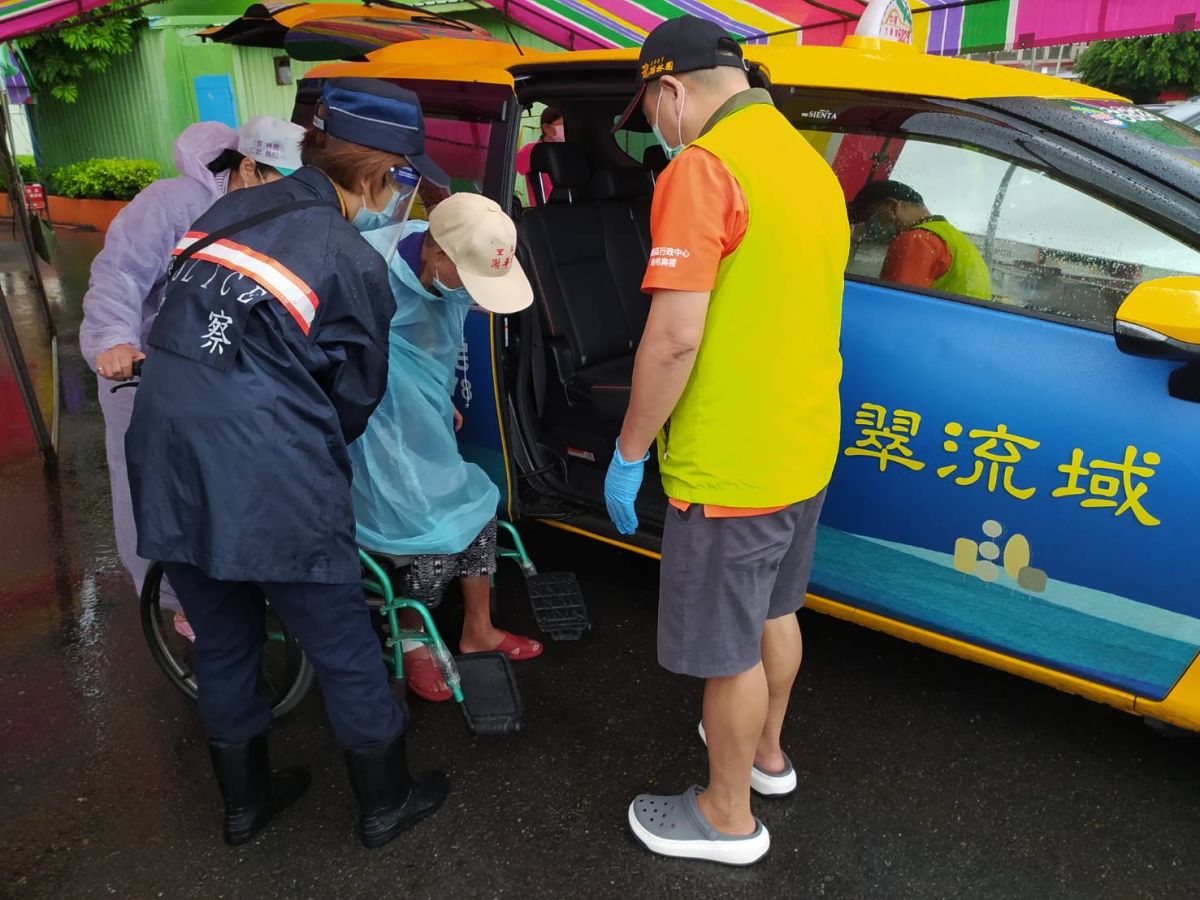 ▲13日起微解封，交通部長王國材要求計程車落實清消。（圖／高市府捷運局提供）