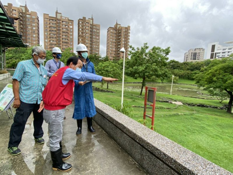 ▲副市長林欽榮視察本和里滯洪池。(圖/高市府水利局提供)