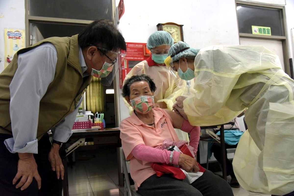 ▲潘孟安冒著大雨巡視國境最南恆春半島各施打站，針對現場環境做一些滾動式調整，強調讓接種長輩安心。（圖／屏東縣政府提供, 2021.06.20）