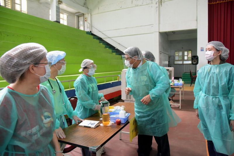 ▲潘孟安建議施打站表示,疫苗一旦開封必須在6小時內施打完畢,盡量將長輩集中在同一時間來施打或者跟長者商量疫苗施打時間,甚至聯絡第一到三類人員施打,讓疫苗達到滴滴不浪費的精神。(圖/屏東縣政府提供,