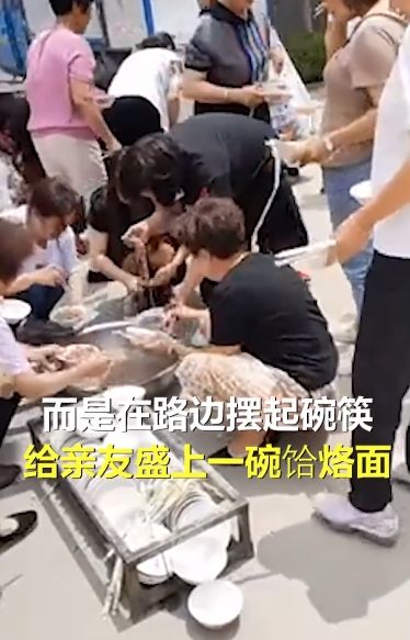 ▲其中一名親友透露,自己當天開車開了幾十公里赴宴,雖然是這種形式,但還能接受。(圖/翻攝自《沸點新聞》微博