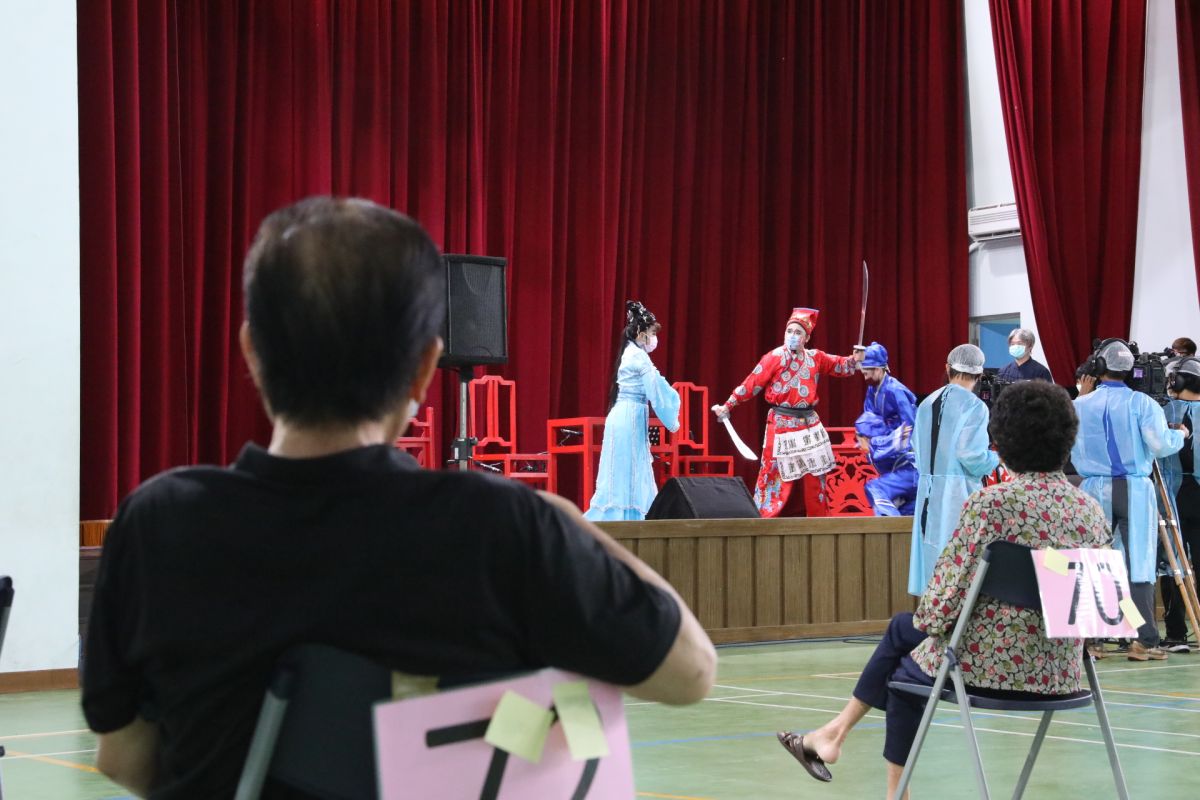 ▲今（20）日鼓山高中疫苗接種站現場安排了歌仔戲演出，施打疫苗的阿公阿嬤們看得目不轉睛。（圖／高雄市文化局提供）