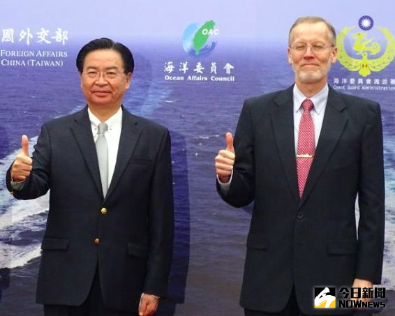 ▲外交部長吳釗燮也在推特表示，看到美國捐增的疫苗抵台，讓他非常感動，相信台灣人會永遠記得這個時刻。示意圖，吳釗燮（圖左）與AIT處長酈英傑（圖右）共同出席活動。（圖/NOWnews資料照）