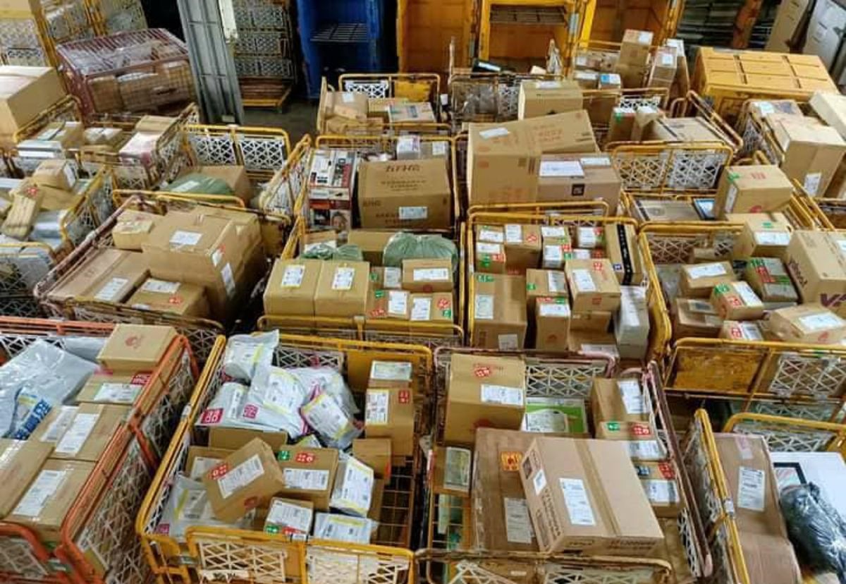 ▲有網友貼出物流中心的現況。（圖／翻攝《爆料公社公開版》）