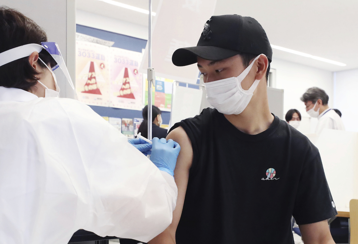 ▲日本截至22日為止接種2019冠狀病毒疾病疫苗逾3400萬劑，打過疫苗的長者比例約49%，但東京新增確診病例當中年輕人比例增大。專家憂Delta變異株肆虐，建議年輕人速打疫苗。（圖／美聯社／達志影像）