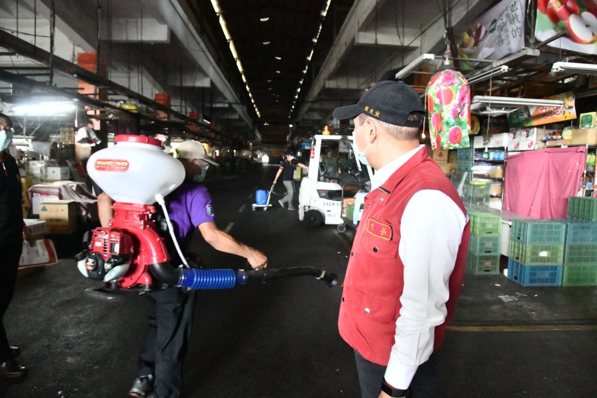 ▲新北市長侯友宜今日前往三重果菜市場視察消毒的情形，並將爭取第一線的人員優先施打疫苗。（圖／新北市政府提供）