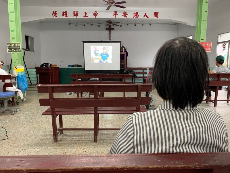 ▲長者改至民權教會施打疫苗,瑪夏區衛生所更貼心準備由護理師自錄的衛教影片,讓現場等待施打的長輩不無聊。(圖/高雄市原民會提供)