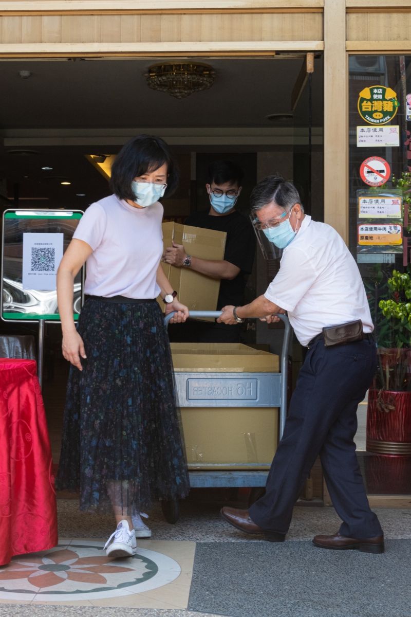 ▲民進黨立委蘇巧慧號召「留住自己喜歡的餐廳」，送餐給第一線防疫人員。（圖／翻攝自蘇巧慧臉書）