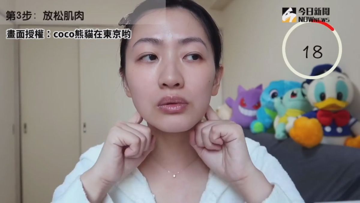 ▲日本爆紅雙下巴按摩操，網紅「熊貓」親自示範。(圖／coco熊貓在東京哟 授權)