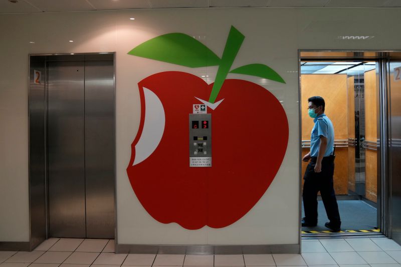 ▲香港警方再次對蘋果日報採取行動，今天稍早時拘捕了為該報撰寫社論、筆名「李平」的主筆。（圖／美聯社／達志影像）