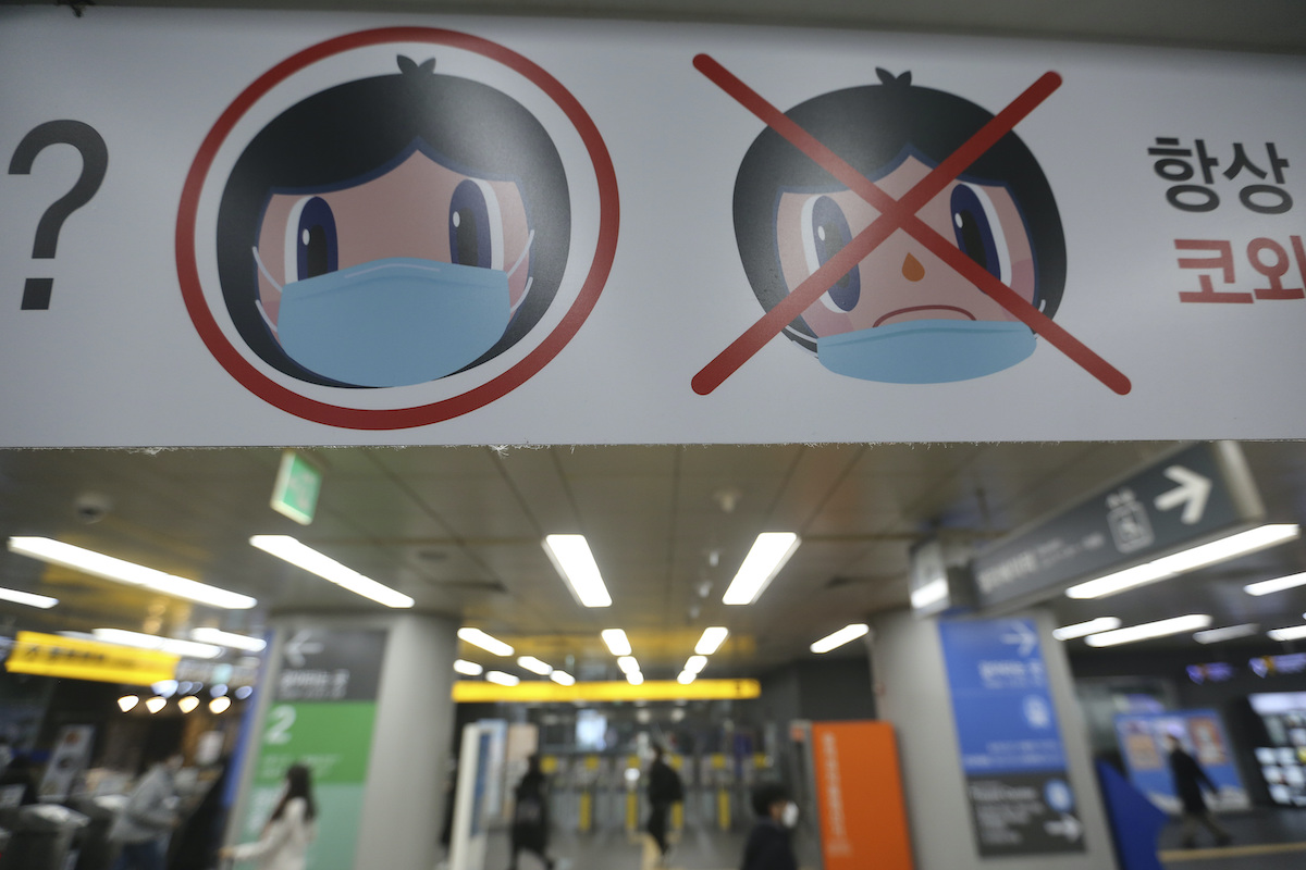 ▲韓國早前開始推動新冠疫苗接種，考量到血栓風險，AZ疫苗只提供給30歲以上的人接種。（圖／美聯社／達志影像）