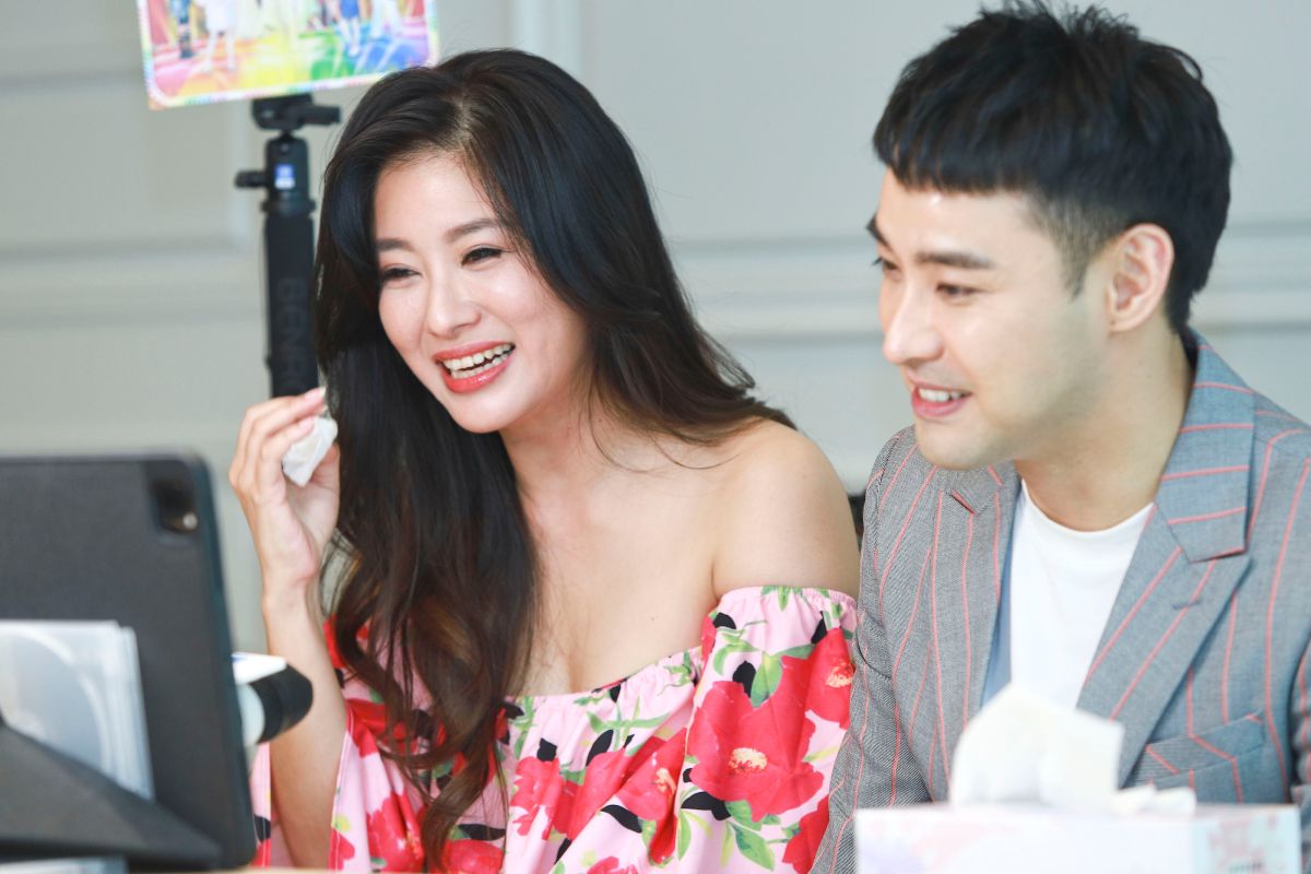 ▲葉家妤（左）、潘柏希出席《黃金歲月》記者會。（圖／民視）